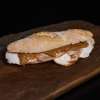 Broodje warm vlees met pinda saus (baquette)